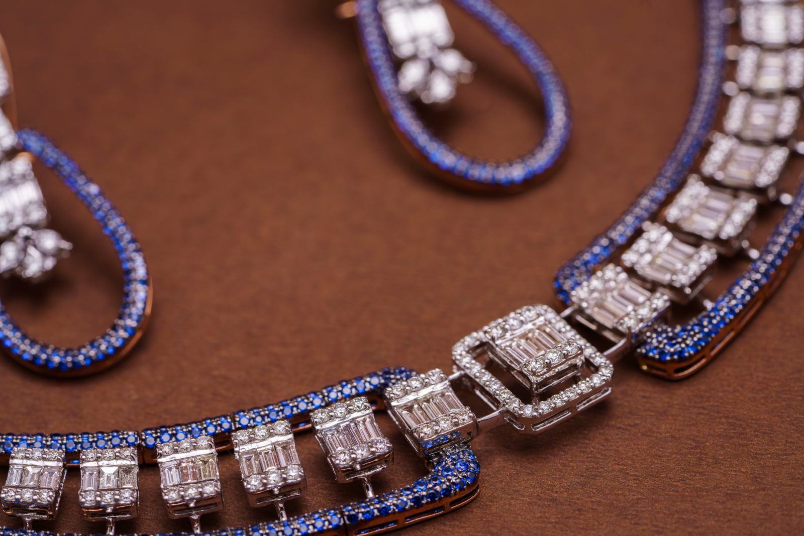 Elegant sapphire and diamond jewelry set